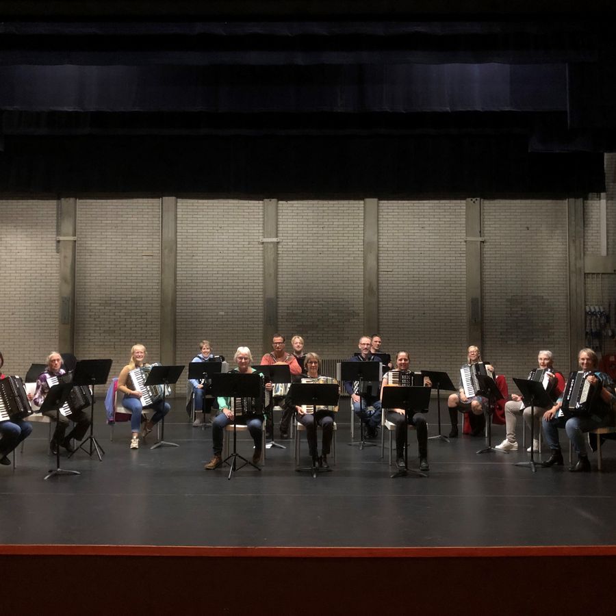Accordeonorkest de Meldij o.l.v Gertie Bruin in De Lawei