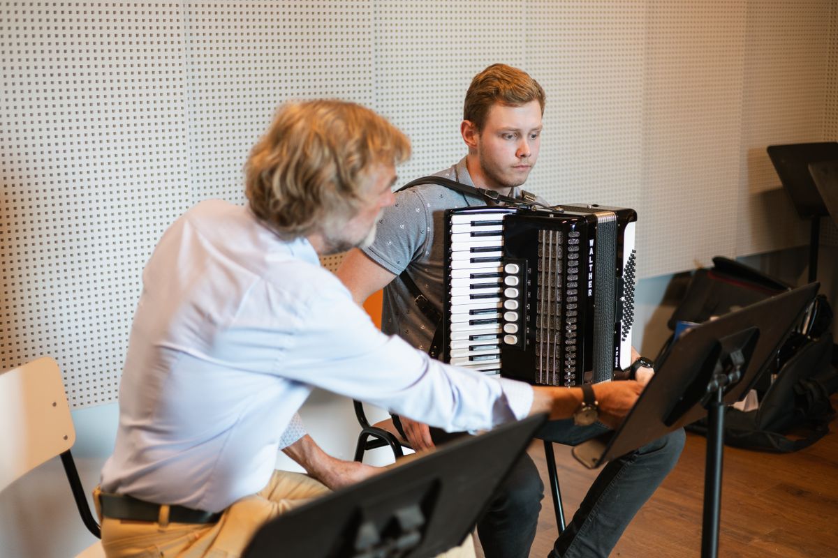 Accordeon- en trekharmonikalessen o.l.v Hotze Jelsma in De Lawei