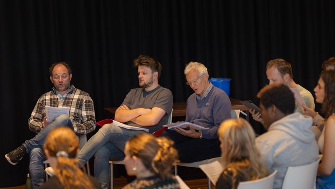 Jan Rijpstra (derde van links) tijdens een repetitie.